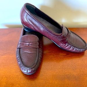 SAS Women’s Wine/Burgundy Loafer. Size 9.5 S.